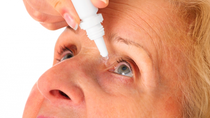 Закапывает глаз