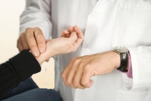 Следует прощупать пульс на запястье Следует прощупать пульс на запястье