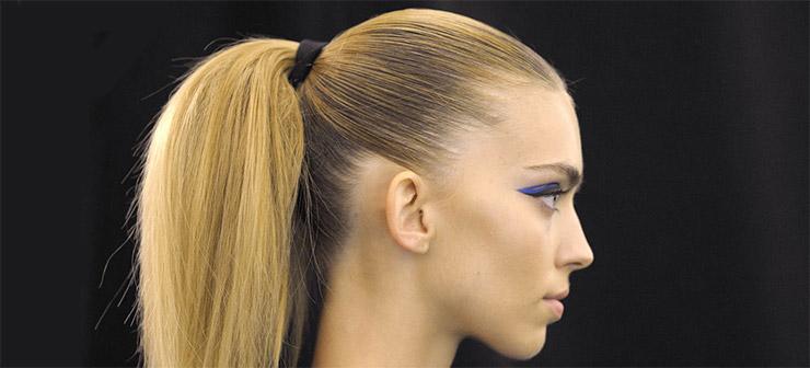 туго завязанные волосы в хвост