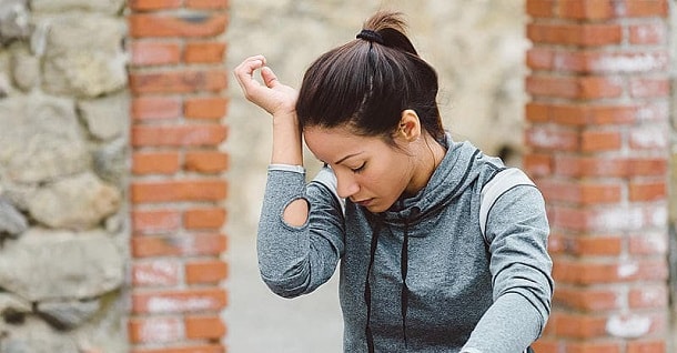 в спортивной форме два шнурка